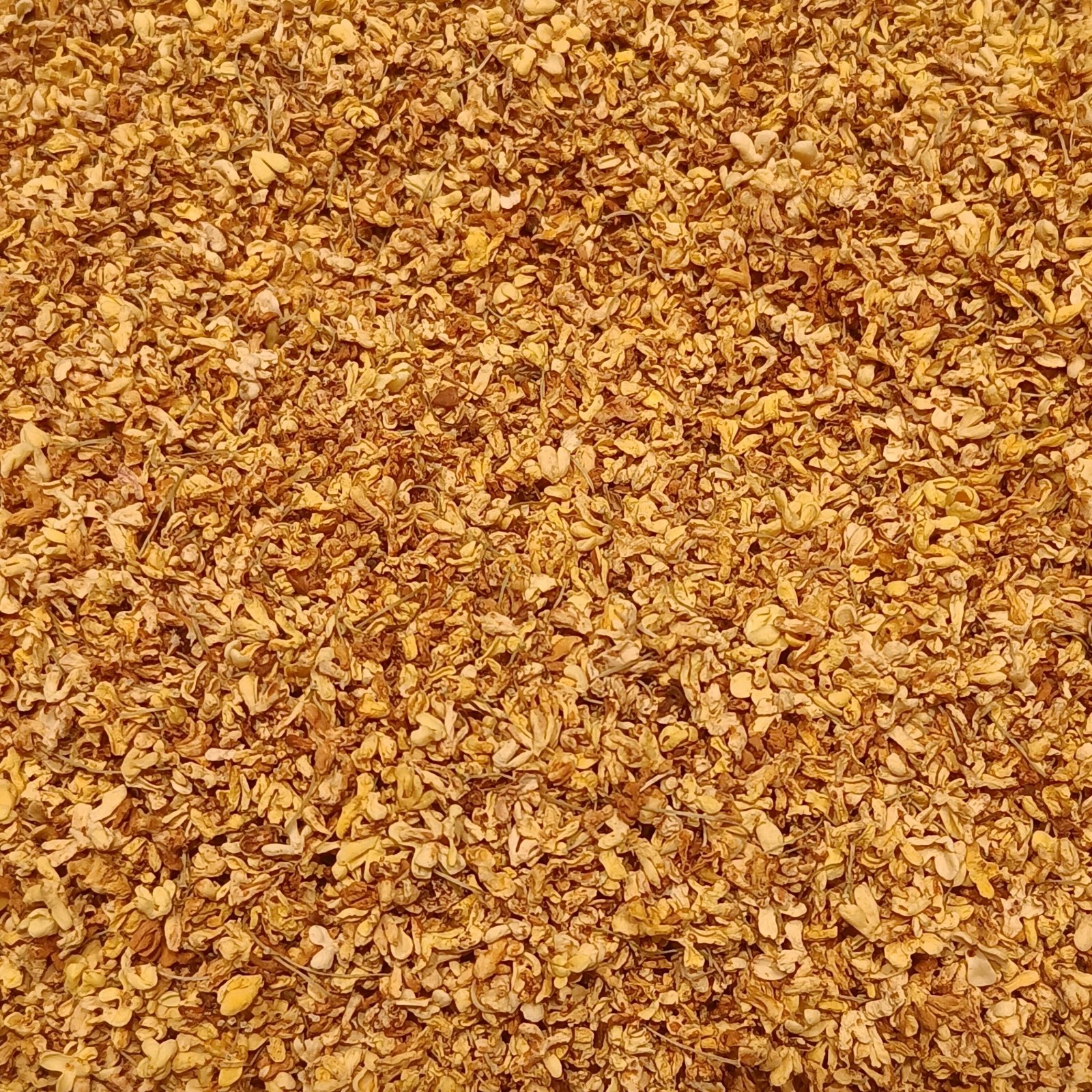 Hoa mộc khô, màu cam nâu, trải thành lớp dày